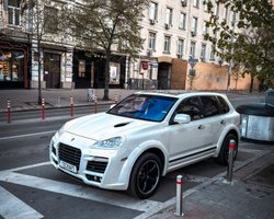 700-сильний монстр: у Києві помітили шалений заряджений кросовер Porsche 2000-х (фото)