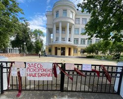 В Минске выпускники возвращают грамоты школам, участвовавшим в фальсификациях выборов