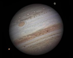 NASA опубликовало снимки Юпитера с парой спутников