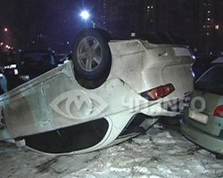 В Киеве иномарка упала с четырехметровой высоты на автостоянку