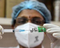 Из-за ситуации в Индии дефицит вакцин в рамках COVAX может затянуться до октября, - Reuters