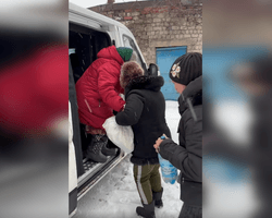 "На глазах троих людей разорвало": волонтер показал, как эвакуируют жителей Бахмута (видео)