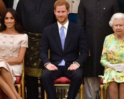 Королева "изрядно взбесилась". Принца Гарри и Меган Маркл могут лишить их титулов