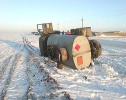 В Крыму из-за гололеда перевернулся бензовоз