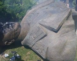 Падение маршала. Украинцы обсуждают "стихийную декоммунизацию" в Харькове