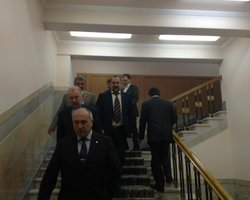 Депутаты пошли в столовую после драки и объявленного перерыва