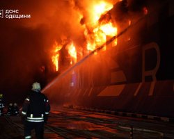 РФ атакувала балістикою Чорноморськ: Зеленський підтвердив удар по цивільному судну (фото, відео)