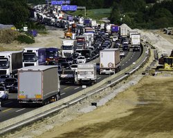 Приїжджають на цивільних авто та розраховуються гривнею: до Маріуполя хлинули окупанти з Херсона