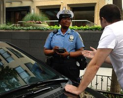 Британские водители заплатят штраф за выкидывание мусора из окон