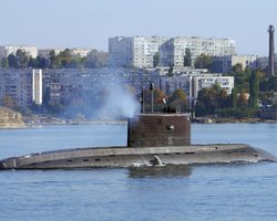 Супутникові фото показали реальний стан субмарини РФ після удару дронів СБУ: без гвинта та керма