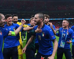 "Спи спокійно, ми охороняємо тебе": лідери збірної Італії спали з трофеєм Євро-2020 (фото)