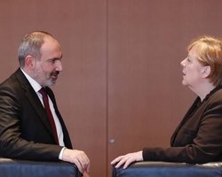 Обуздайте Турцию: Пашинян пожаловался Меркель на вмешательство в карабахский конфликт