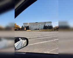 З будівлі окупаційної адміністрації в Херсоні зник російський прапор — ОВА (фото, відео)