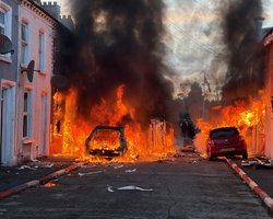 Белфаст в огне: начались антимигрантские протесты после попытки суданца отрезать голову местному