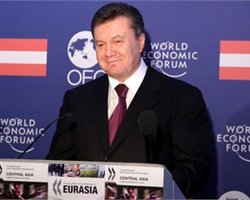 Янукович опроверг слухи об отставке Азарова