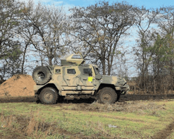 В РФ их меньше 10: украинские военные затрофеили новейший броневик оккупантов АМН (фото)