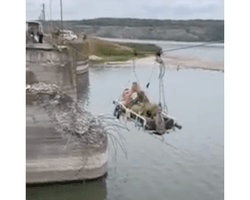 На тросе через взорванный мост: ВСУ показали кадры эвакуации раненого бойца (видео)