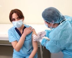 Медсестра з Грузії, яка впала в кому після вакцинації AstraZeneca, померла в лікарні
