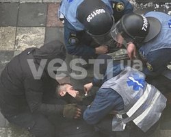 Протесты под зданием Рады: СМИ пишут, что один пострадавший "не подает признаков жизни" (видео)