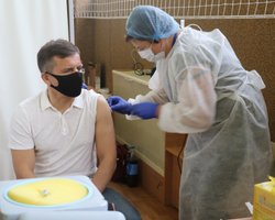 Минздрав расширил перечень профессий для обязательной вакцинации от коронавируса