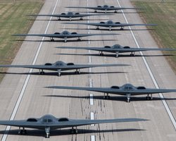 Шість бомбардувальників-невидимок і два авіаносці: США стягують сили для атаки на Іран