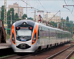 Нові удари "Шахедами" по залізниці: пасажирські поїзди затримуються