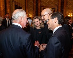 Запросили в Україну: Шмигаль та Зеленська зустрілися з королем Великобританії Карлом III