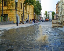 На второй день после открытия на Андреевском спуске образовался канализационный фонтан