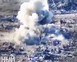 Современный российский танк Т-90 подорвался на украинской мине под Марьинкой (видео)