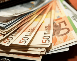 Історичний максимум: в Україні рекордно подорожчали євро