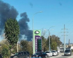 Феодосия охвачена огнем: нефтетерминал пытаются потушить вторые сутки (видео)