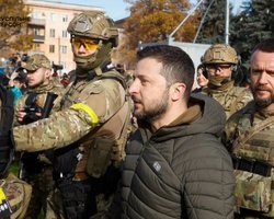 "На Москву наступать не будем": Зеленский приехал в освобожденный Херсон (видео)