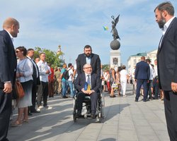 "Вброс нечистоплотных СМИ". Мэрия Харькова угрожает судами за новости о подлинности подписи Кернеса