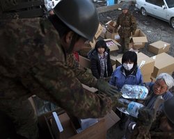 Япония: на поисковую операцию выйдут 22 тыс. военных