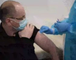 Степанов публично вакцинировался индийской вакциной Covishield (видео)