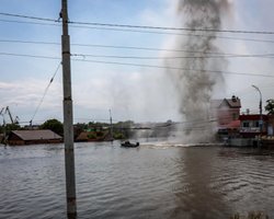 Сразу после отъезда Зеленского: ВС РФ начали бить по местам эвакуации в подтопленном Херсоне