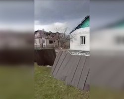 Россияне уничтожили целую улицу в Коростене: повреждено более 100 домов, ранены дети (видео)