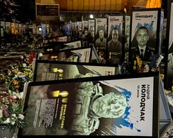 Опрокидывала портреты погибших воинов, потому что они ее "раздражали": полиция задержала женщину в Ровно