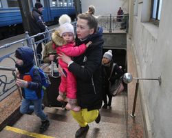 Демографический удар. Сколько беженцев из Украины уже готовы получить гражданство другой страны