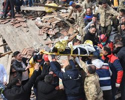 В Турции произошло новое землетресение: разрушены десятки зданий, есть погибшие (видео)