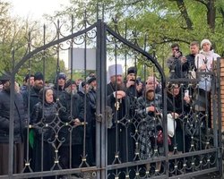 Прихожани УПЦ штурмували собор в Черкасах: в Онуфрія усе спростовують та повідомляють про стрільбу