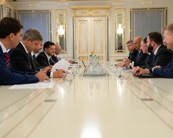 Зеленский провел встречу с Волкером и послом США в ЕС