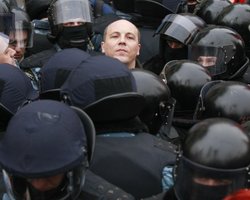 На Крещатике произошла стычка между митингующими и сотрудниками Беркута 