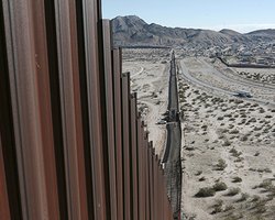 Байден собирается остановить строительство стены на границе с Мексикой