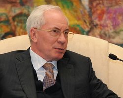 Азаров пообещал раздать людям компенсации за рост цен