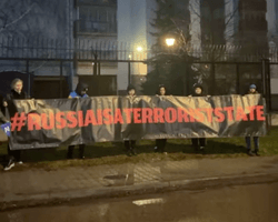 Активисты в Варшаве разбудили дипломатов из РФ взрывами и сигналами тревоги (видео)