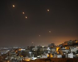 Британский самолет едва не попал под иранские ракеты во время атаки на Израиль (видео)