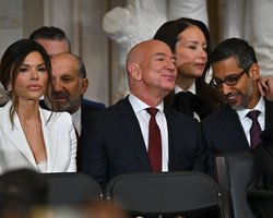 "Ее игнорировали": эксперт рассказал, почему невеста Безоса выглядела отрешенной на инаугурации