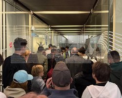 Плачуть і сваряться: в аеропортах РФ масові затримки рейсів через ударні БпЛА (відео)