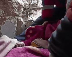 Понад тиждень під завалами: порятунку дитини в Туреччині аплодували стоячи (відео)